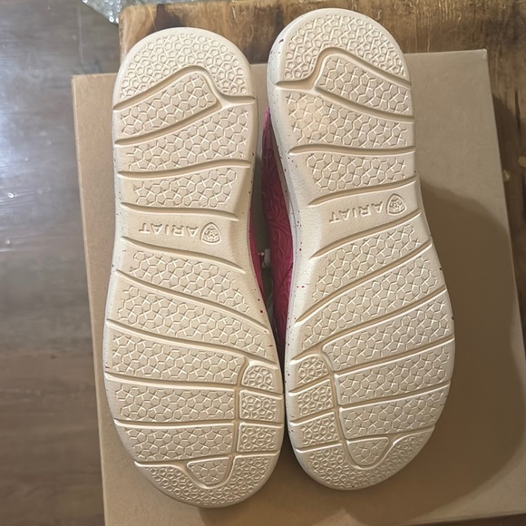 Never worn Ariat Pink Embossed Sneakers - Picture 5 of 6